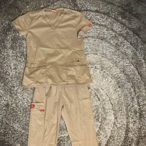 Medium beige Dickies Scrub set